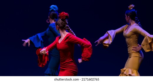 Bailarines flamencos con trajes andaluces