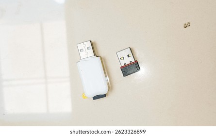 flashdisk USB on top of the ceramic, taken from the top position