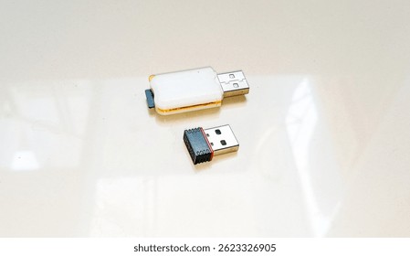 flashdisk USB on top of the ceramic, taken from the top position