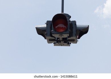 13 a flashing red light on a traffic signal means