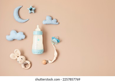 Piso con accesorios para dormir bebé con botellas de leche, pacificador y juguetes. Concepto de reglas de sueño para recién nacidos