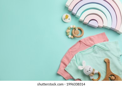 Flaches Laienmaterial mit Babybekleidung und Accessoires auf hellblauem Hintergrund, Platz für Text – Stockfoto