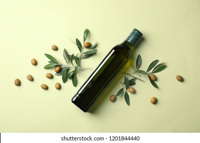 Flat lay composition with bottle of olive oil on color background స్టాక్ ఫోటో