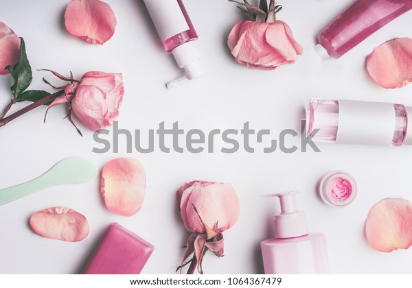 花と化粧品の平たい枠にバラの精油 白いデスクトップ背景にトナー 血清 エキス 保湿剤など トップビュー バナー 美顔 の写真素材 今すぐ編集