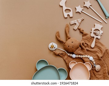 Flaches Baby-Geburtstagskonzept. Top-View Komposition mit neuem Zubehör, Geburtstagskuchen, Holzspielzeug auf braunem Hintergrund. – Stockfoto