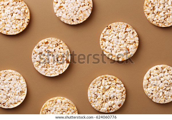 Flat lay rice cake pattern on a natural background.\
Top view