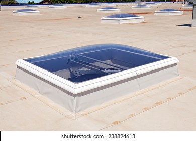 Flat roof with skylight and hydro insulation membranes