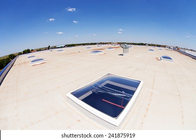 Flat roof with skylight and hydro insulation membranes