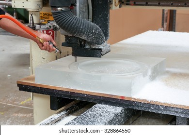 Flatbed CNC Machine Cutting Plastic 