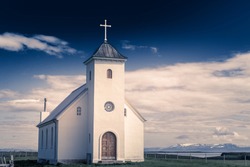 Flateyjarkirkja Iglesia Luterana Blanca Con Prado En Primer Plano Y Fiordo Marino Con Cielo Azul Oscuro Y Montañas En El Fondo, Flatey, Islandia