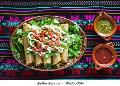 flautas de tacos y salsa comida mexicana casera ciudad mexicana de México