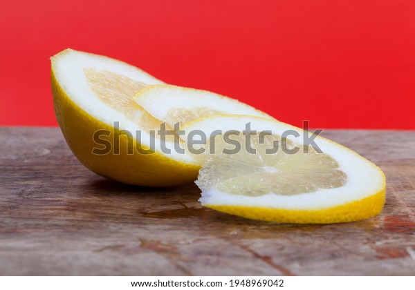 the flesh of a yellow
lemon, cut into several parts, the lemon is sweet and juicy divided
by a sharp object