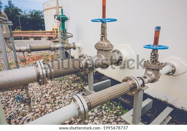 Flexible stainless steel pipe flange valve\
tank installed with Flexible hoses for reducing the force between\
the oil storage tanks In and out\
pressure.