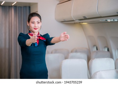 147 Flight attendant at door with people Images, Stock Photos & Vectors ...