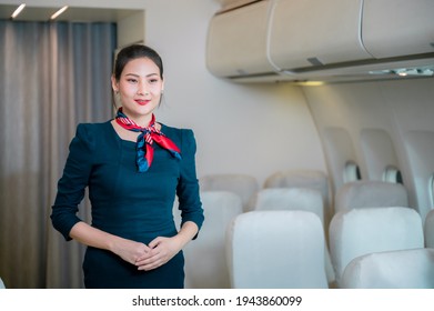 147 Flight attendant at door with people Images, Stock Photos & Vectors ...