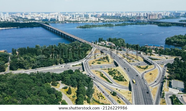 Flight over a busy traffic road with cars\
overlooking the city and the\
river
