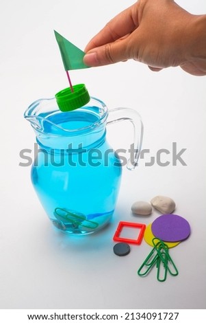 Floating or sinking? Experiments using objects around us are put into a jug filled with water.