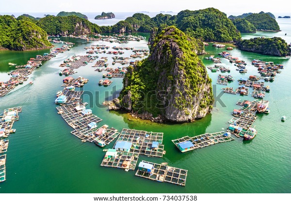 ベトナム 東南アジア ランハ湾の浮遊漁村と岩島 ユネスコ世界遺産 横 有名なベトナムの目印として有名な行き先 ハロン 湾付近 の写真素材 今すぐ編集