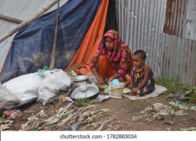 A Flood Affected Family Takes Shelter On The High Place At Manikganj Near Dhaka, Bangladesh, On July 24, 2020. The Death Toll From Heavy Monsoon Rains Across South Asia Has Climbed To Nearly 200. 