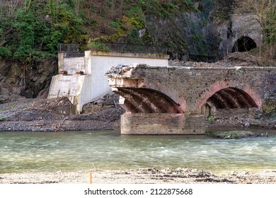 Flood Damage In Ahrtal And Eifel. Reconstruction After Cleanup. Zerstörte Ahrtalbahn-und Fussgängerbrücke Mayschoss, Germany