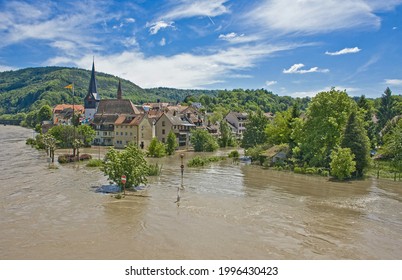 Hochwasser aufgrund starker Regenfälle im Neckargemund am Neckar-Fluss in Süddeutschland im Frühsommer