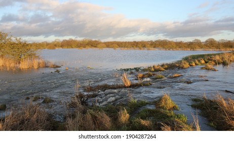 土手 の画像 写真素材 ベクター画像 Shutterstock