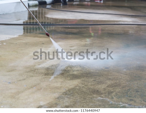 Floor cleaning with\
high pressure water jet