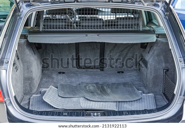 Floor Mats in\
Car Trunk With Safety Mesh\
Divider