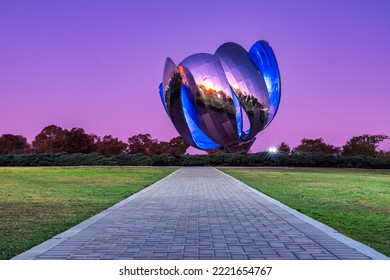 Floralis Generica, escultura de acero y aluminio en Recoleta, Buenos Aires, Argentina