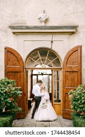 Florence, Italy - 02 October 2019: Wedding At An Old Winery Villa In Tuscany, Italy. A Wedding Couple Is Standing Near The Old Wooden Doors In The Villa-winery.