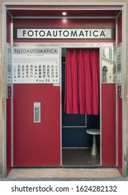 Florence, Italy - 2020, Jan 19: Old Photo Booth Vending Machine In A City Street. It Provides Passport Photo In A Few Minutes.