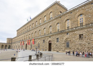 FLORENCE,ITALY-AUGUST 26,2014:Tourists walking around and waiting outside the Palazzo Pitti (Pitti Palace) during a cloudy day. 