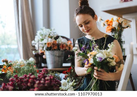 Foto Bild Floristin bindet einen bunten Strauß Blumen