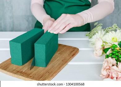 Florist At Work. How To Make Floral Decorations On Summer Party Table. Centerpiece With Rose, Dahlia And Hortensia Flowers. White Plates, Table Cloth, Romantic Wedding Reception. Step By Step, Diy. 