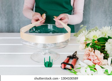 Florist At Work. How To Make Floral Decorations On Summer Party Table. Centerpiece With Rose, Dahlia And Hortensia Flowers. White Plates, Table Cloth, Romantic Wedding Reception. Step By Step, Diy. 