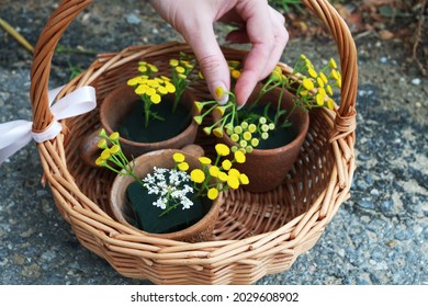 Florist At Work: Woman Shows How To Make A Simple Floral Home Decorations Using Wild Flowers, Just Like That, During The Walk Through The Meadow. Step By Step, Tutorial. 