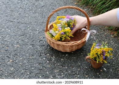 Florist At Work: Woman Shows How To Make A Simple Floral Home Decorations Using Wild Flowers, Just Like That, During The Walk Through The Meadow. Step By Step, Tutorial. 