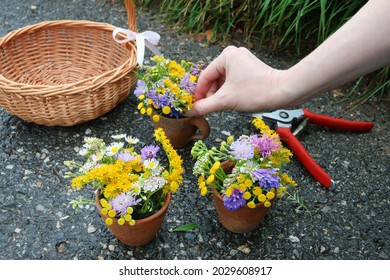 Florist At Work: Woman Shows How To Make A Simple Floral Home Decorations Using Wild Flowers, Just Like That, During The Walk Through The Meadow. Step By Step, Tutorial. 