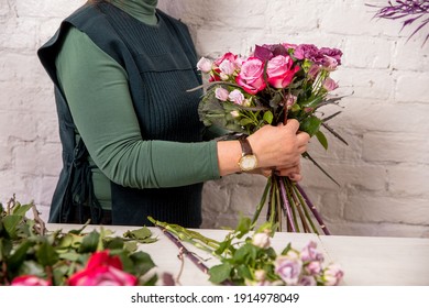 Photo De Stock Floriste Masculin Creant Un Beau Bouquet 646842010 Shutterstock