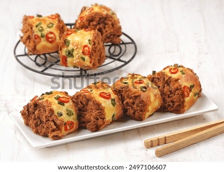 Floss Roll Bread is a combination of shredded meat wrapped in soft bread, then rolled and cut into several pieces.