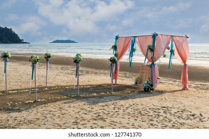 Flower Decoration At The Beach Wedding Venue