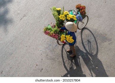 Flower sellers on the streets of Ha Noi.