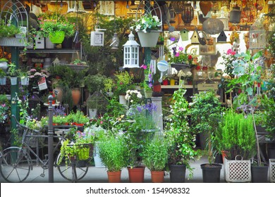 Flower shop in Paris - Powered by Shutterstock