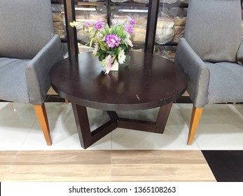 Flower vase table