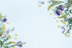 Blumenzusammensetzung. Gelbe Und Violette Blumen Auf Pastellblauem Hintergrund. Frühling, Osterkonzept. Flachbildschirm, Draufsicht, Kopienraum