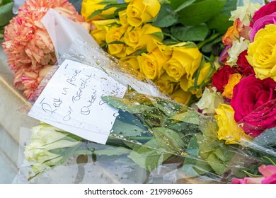 Flowers And Hand Written Note Outside Buckingham Palace Remembering Queen Elizabeth II After Her Death. Focus On Note. London - 9th September 2022