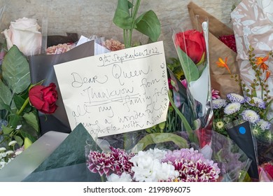 Flowers And Hand Written Note Outside Buckingham Palace Remembering Queen Elizabeth II After Her Death. Focus On Note. London - 9th September 2022