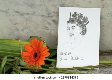 Flowers And Hand Written Note Outside Buckingham Palace Remembering Queen Elizabeth II After Her Death. Focus On Note. London - 9th September 2022