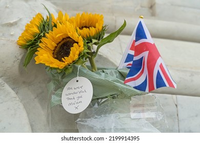 Flowers And Hand Written Note Outside Buckingham Palace Remembering Queen Elizabeth II After Her Death. Focus On Note. London - 9th September 2022