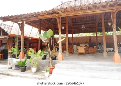 The Flowery Pot In Front Of The Log. Yogyakarta, Indonesia, September 26, 2022, Rumah Tradisional Pendopo Joglo Limasan Terlihat Terbuka Dan Luas Biasa Digunakan Untuk Pertemuan Keluarga, Atau Tamu